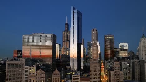 Vista-Aérea-Alrededor-De-La-Torre-Del-Legado-Reflectante,-Anochecer-En-Chicago,-Ee.uu.---órbita,-Disparo-De-Drones