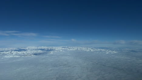 Luftaufnahme-Aus-Einem-Jet-Cockpit,-Das-In-8000-Metern-Höhe-Fliegt,-Aus-Sicht-Des-Piloten,-Der-Italienischen-Alpen,-Die-In-Richtung-Norden-Fliegen