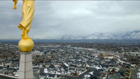 Flieg-Mit-Engel-Moroni-Am-Bergtempel-Von-Oquirrh-Vorbei,-Um-Den-Standort-Zu-Enthüllen