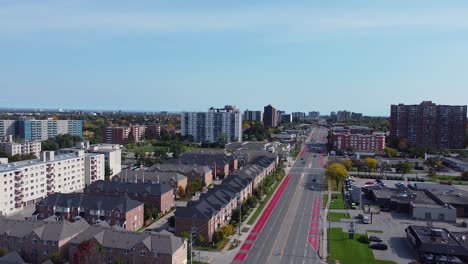 Häuser,-Reihenhäuser,-Apartmentkomplexe-Und-Eigentumswohnungen-In-Der-Nähe-Von-öffentlichen-Verkehrsmitteln-Säumen-Eine-Moderne-Stadtstraße-Mit-Busspuren