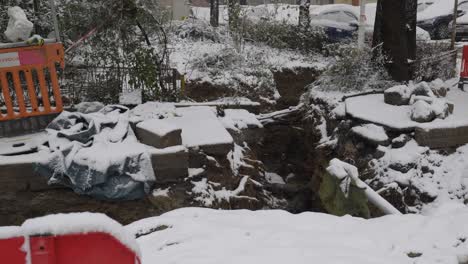 Austausch-Der-Alten-Rohrverbindung-Von-Wasser--Und-Abwassersystem-Im-Winter