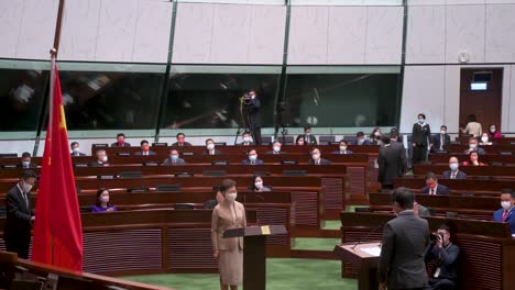 Tiro-Inclinado-En-La-Cámara-Principal-Del-Consejo-Legislativo-Mientras-La-Ex-Directora-Ejecutiva-De-Hong-Kong,-Carrie-Lam,-Preside-La-Ceremonia-De-Juramento