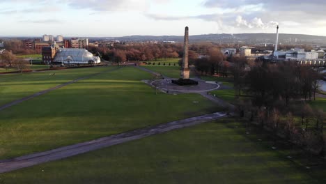 Fliegende-Drohne-Schoss-über-Glasgow-Green-In-Glasgow,-Schottland