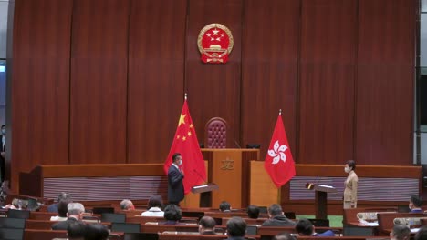 La-Ex-Directora-Ejecutiva-De-Hong-Kong,-Carrie-Lam,-Preside-La-Ceremonia-De-Juramento-Junto-A-Las-Banderas-De-La-República-Popular-China-Y-Hong-Kong-En-La-Cámara-Principal-Del-Consejo-Legislativo