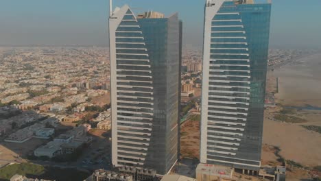 Vista-Aérea-De-Las-Torres-De-La-Ciudad-De-Dolmen-En-Karachi-En-Pakistán