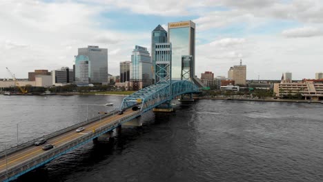 Aerial-view-of-cars-on-a-bridge,-in-Jacksonville,-Florida---rising,-drone-shot