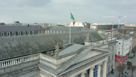 órbita-Aérea-De-La-Bandera-Irlandesa-Sobre-El-Gpo