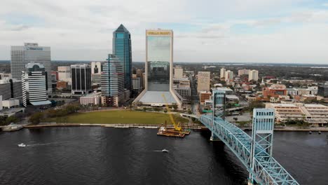 Vista-Aérea-Lejos-Del-Centro-De-Jacksonville,-Florida,-Ee.uu.---Reversa,-Disparo-De-Drones