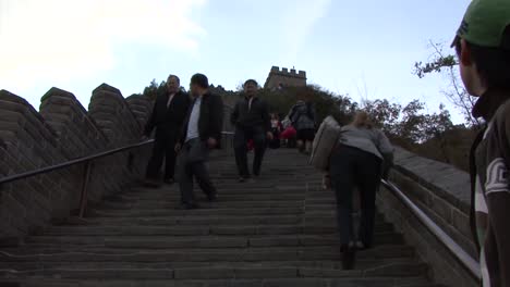 Tourists-visiting-the-Great-Wall-of-China,-Juyong-Pass-section