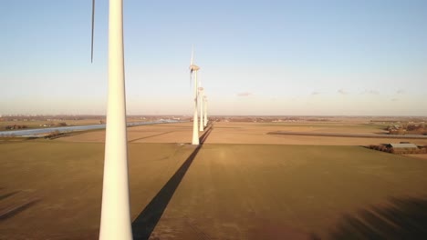 Zeitlupe:-Bewegende-Windkraftanlagen-In-Einem-Goldenen-Feld