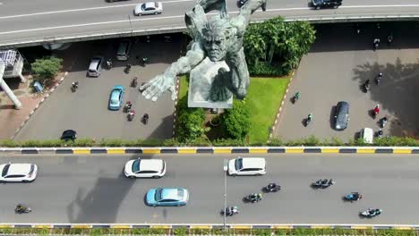 Monumento-Aeroespacial-O-Estatua-De-Pancoran-Sobre-La-Vista-Aérea-Del-Cruce-De-Carreteras-De-Jakarta