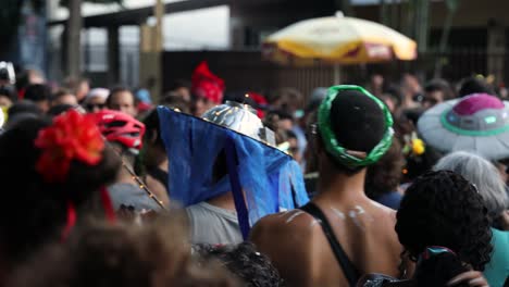 Multitud-De-Disfrazados-En-Una-Fiesta-Callejera-De-Carnaval-Por-La-Noche-En-Brasil