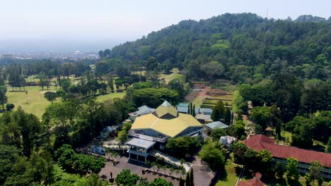 Nasution-Convention-Center-Einzigartige-Architektur,-Magelang,-Indonesien,-Luftbild