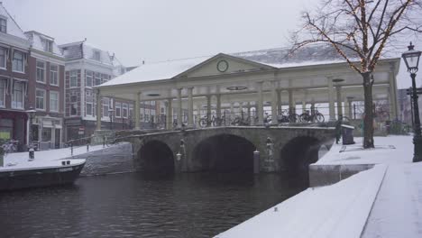 Puente-De-Koornbrug-En-La-Ciudad-Nevada-De-Invierno-De-Leiden,-Países-Bajos,-Río-Rin