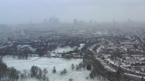 Victoria-Park-En-Londres,-Reino-Unido,-Durante-Una-Tormenta-De-Nieve