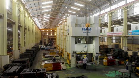Trabajo-En-La-Fábrica-De-Metalistería-Con-Máquina-Estampadora-De-Prensa-En-Magelang-Indonesia
