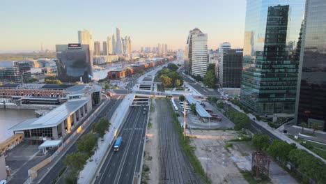 Aerial-Dolly-Aus-Puerto-Madero-Docks-Und-Lagerhallen-In-Der-Nähe-Der-Autobahn-Paseo-Del-Bajo-Bei-Sonnenuntergang,-Buenos-Aires