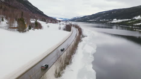 Asphaltierte-Straße-Am-Seeufer-Des-Steinsfjorden-In-Vik,-Westland-Grafschaft,-Norwegen-Mit-Verschneiter-Landschaft-Im-Winter