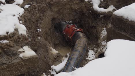 Tubería-Subterránea-De-Un-Sistema-De-Agua-O-Alcantarillado-En-Invierno-En-Un-Día-De-Nieve