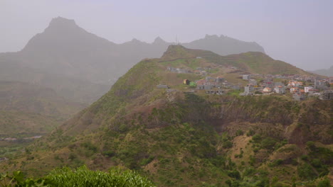 Paisaje-De-Montaña-Rural-De-áfrica-En-Un-Día-De-Niebla