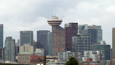 Statische-Aufnahme-Der-Skyline-Des-Zentralen-Geschäftsviertels-Von-Vancouver-An-Einem-Bewölkten-Tag