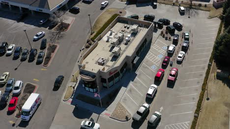 Vista-Aérea-De-Chick-fil-a-Con-Un-Concurrido-Drive-thru