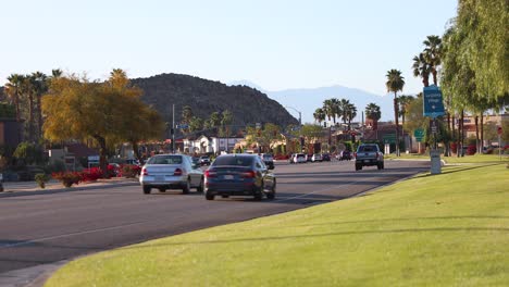 La-Quinta,-Kalifornien-Stadtstraßenverkehr,-Straßenrandziergrün-Und-Bäume