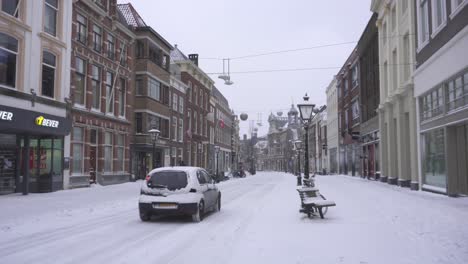 Edificios-De-La-Ciudad-De-Leiden-Y-Carretera-De-Breestraat-Cubiertos-De-Nieve-Invernal,-Países-Bajos