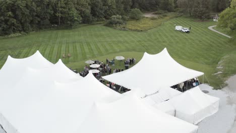 Hochzeitsfeier-Im-Luxuriösen-Weißen-Zelt-In-Der-Luft-über-Der-Drohnenansicht