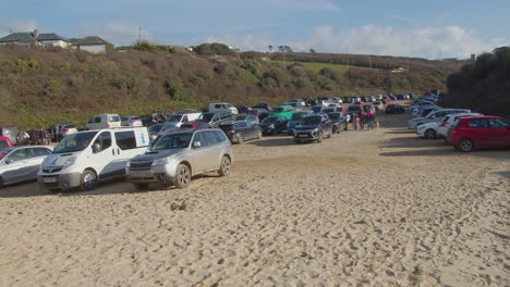 Familie-Kommt-Auf-Vollem-Parkplatz-Am-Crantock-Beach,-Cornwalll,-Totale-An