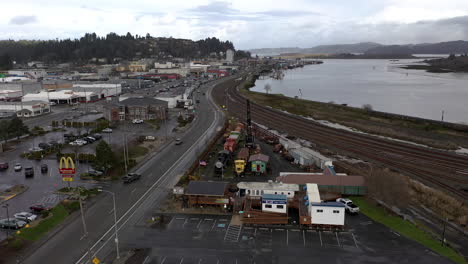 Vista-Aérea-Del-Museo-Histórico-Del-Ferrocarril-De-La-Costa-De-Oregon-En-Coos-Bay,-Oregon