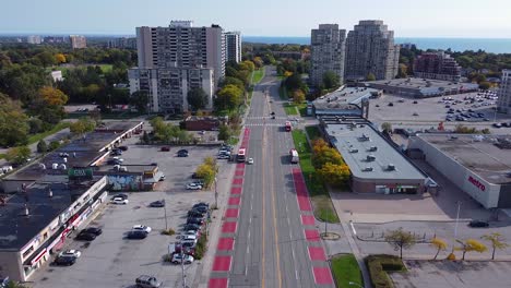 Busse-Der-Toronto-Transit-Commission,-Die-Passagiere-Entlang-Der-Busspuren-Im-Dorf-Scarborough-Abholen