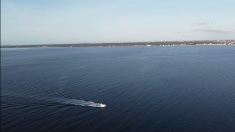 Man-Sieht-Eine-Yacht,-Die-Zwischen-Dänemark-Und-Schweden-In-Der-Nordsee-Kreuzt