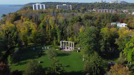 Die-Theaterbühne-Des-Guild-Park-And-Gardens-Stone-Festival-Auf-Dem-Anwesen-Des-Guild-Inn-In-Scarborough,-Toronto