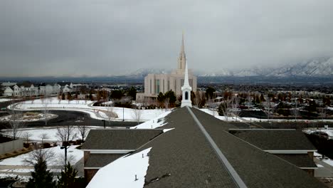 Er-Steigt-über-Eine-Lds-Kirche-Auf,-Um-Den-Oquirrh-Bergtempel-Zu-Enthüllen