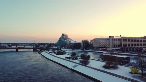 Radisson-Blu-Hotel-En-El-área-De-Pardaugava-En-Riga,-Letonia,-Vista-Aérea