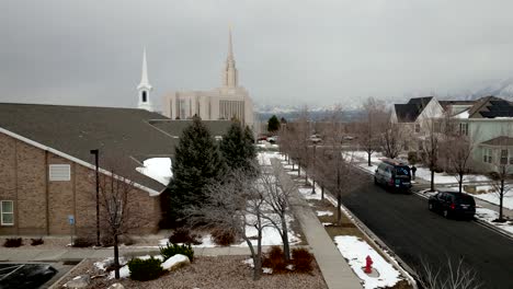 Er-Steigt-über-Einen-Baum-Auf,-Um-Im-Winter-Den-LDS-Oquirrh-Bergtempel-Zu-Enthüllen