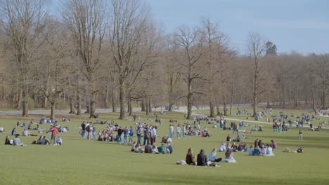 La-Gente-Se-Relaja-En-El-Césped-Verde-En-El-Parque-Bois-De-La-Cambre-En-Bruselas,-Bélgica