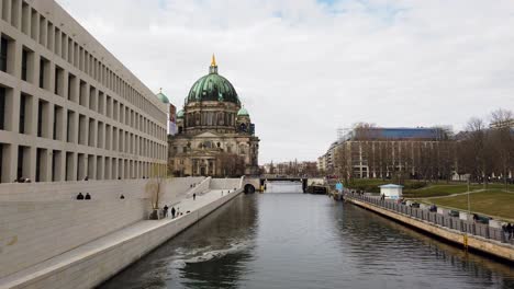 Fassade-Des-Humboldtforums-An-Der-Spree-Mit-Blick-Auf-Den-Berliner-Dom