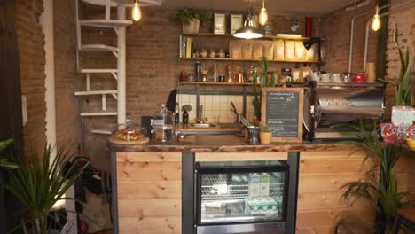 Kaffeebar-Aus-Holz-Mit-Kaffeezubehör-Und-Gebäck