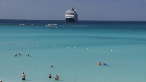 Kreuzfahrtschiff-New-Amsterdam-Ankerte-In-Der-Nähe-Von-Half-Moon-Cay-Island