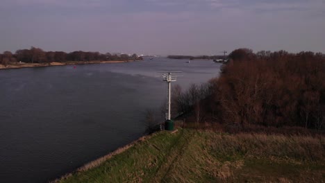 Radarturm-Am-Ufer-Des-Flusses,-Kommunikationstechnik