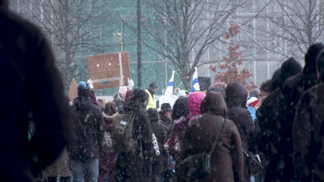 Plano-General-De-La-Multitud-De-Personas-Reunidas-Para-Las-Manifestaciones-De-Covid-19,-Portando-Banderas-Y-Pancartas,-Frío-Día-De-Invierno