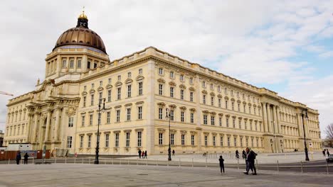 Toma-De-Establecimiento-Del-Palacio-De-Berlín-Reconstruido-Con-Su-Fachada-Histórica