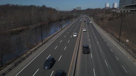 Amplia-Vista-Mirando-Hacia-Abajo-En-La-Avenida-Don-Valley-Parkway-En-Toronto