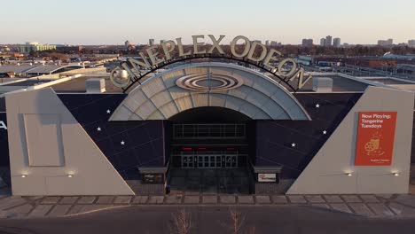 Revelación-Aérea-Del-Cine-Cineplex-Odeon-Señalización-Exterior-Del-Cine-Y-Estacionamiento-Vacante