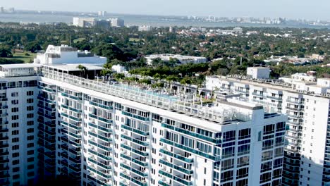 Luxurious-Swimming-Pool-On-Building-Rooftop-In-Mid-Beach,-Miami,-Florida,-USA---Aerial-Drone-Shot