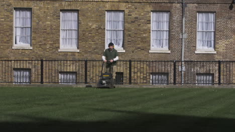 Gärtner-Mit-Benzin-Rasenmäher-Auf-Abingdon-Street-Gardens-In-London