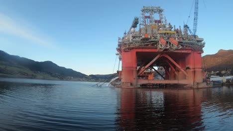 Barents-De-La-Plataforma-De-Perforación-Transocean-Anclados-Junto-A-Westcon-Ølensvåg---Vertiendo-Agua-De-Refrigeración