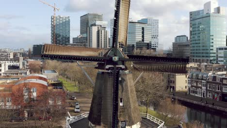 Drehende-Klassische-Holländische-Windmühle-In-Utrecht,-Städtische-Umgebung-In-Den-Niederlanden